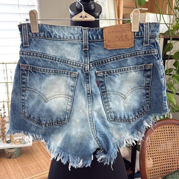 Vintage Levi’s 550 Distressed Cutoff Denim Jean Shorts - Picture 2 of 6